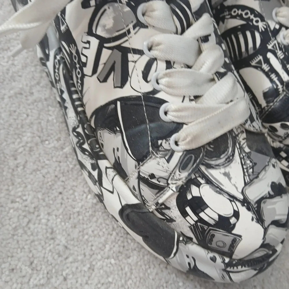 Funky Sneaker Graphics Women's 8.5 Black White Gray Love Card Heart LaceUp